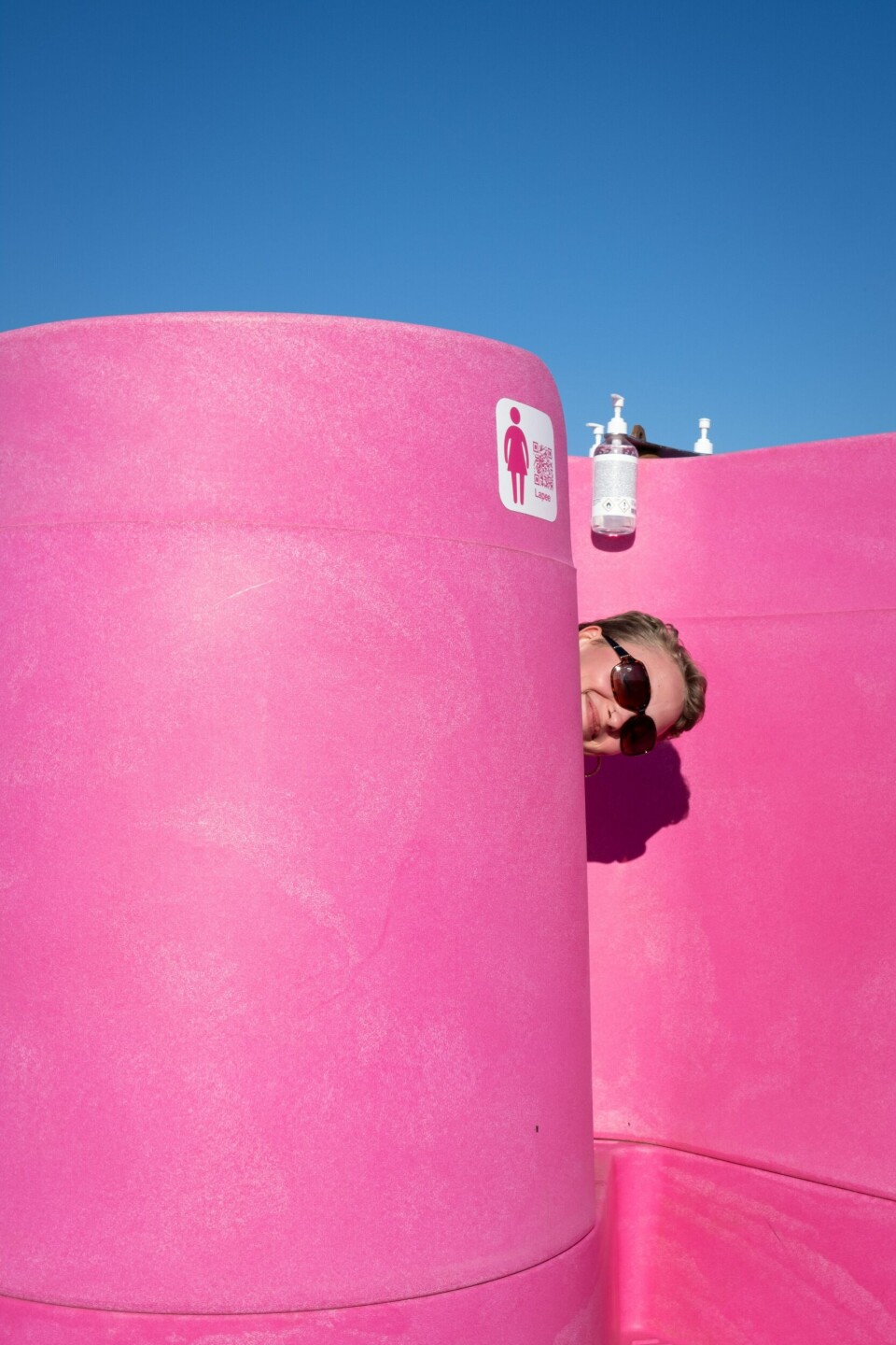 De rosa urinalene skal hjelpe på lange dokøer, og bidra til en mer likestilt festivalhverdag. De rosa urinalene skal hjelpe på lange dokøer, og bidra til en mer likestilt festivalhverdag.