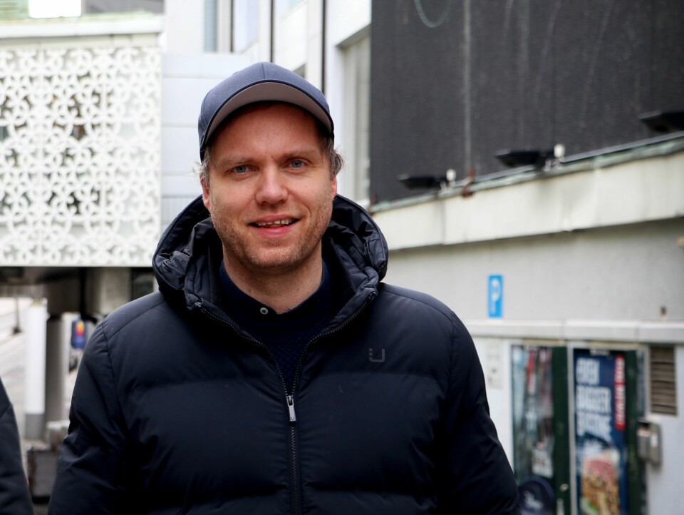 Komiker Rune Bjerga, som bor på Våland, mottok SMS-varslingen fra politiet om brannen på Vestre Platå. Komiker Rune Bjerga (t.h.) trosser korona og har startet nytt produksjonsselskap midt under en pandemi. Med seg på laget har han Sven Rusdal (t.v.).