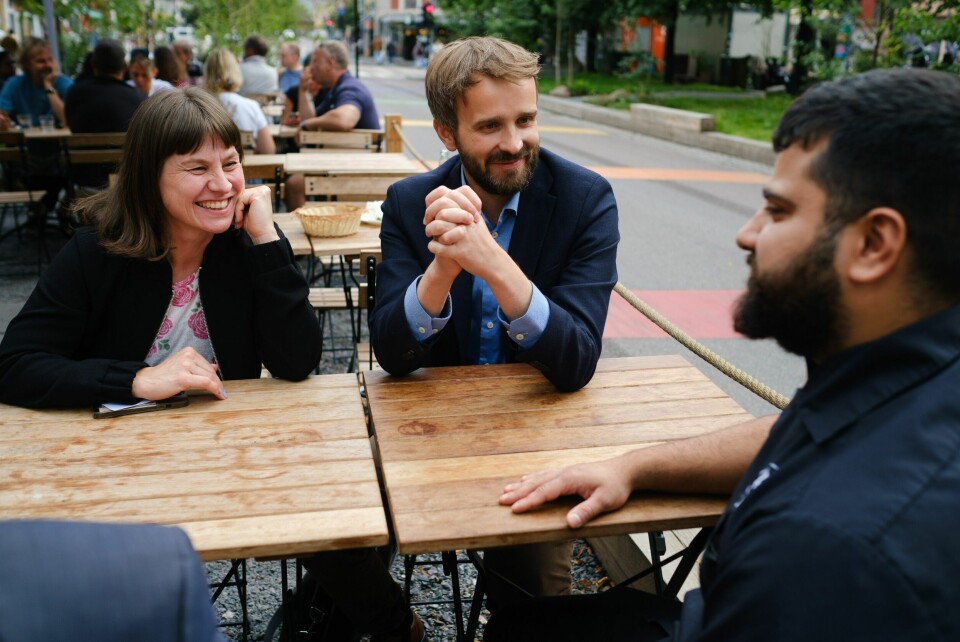 Ordførerkandidat Rina Mariann Hansen og næringsminister Jan Christian Vestre lytter til hva daglig leder på Punja Tandoori, Sukhbir Singh, har å si om Grønland. Arbeiderpartiet driver valgkamp på Grønland med ordførerkandidat Rina Mariann Hansen og næringsminister Jan Christian Vestre.