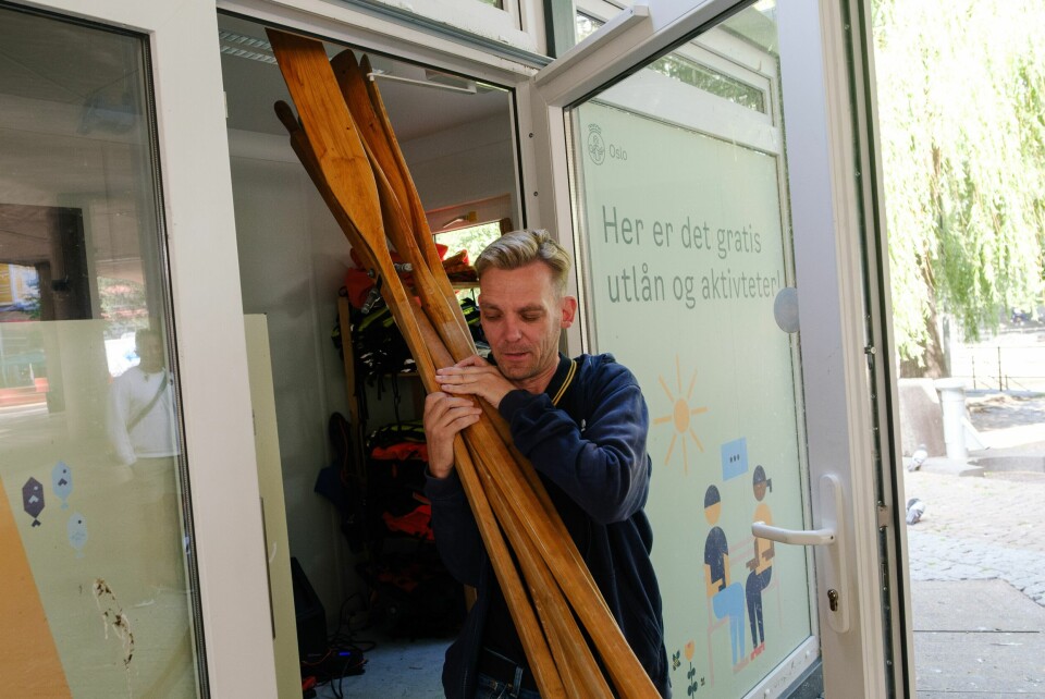Christian Øivindsønn Boger henter årer til robåtene i en utstyrsbod i nærheten. Båtliv på Grønland.