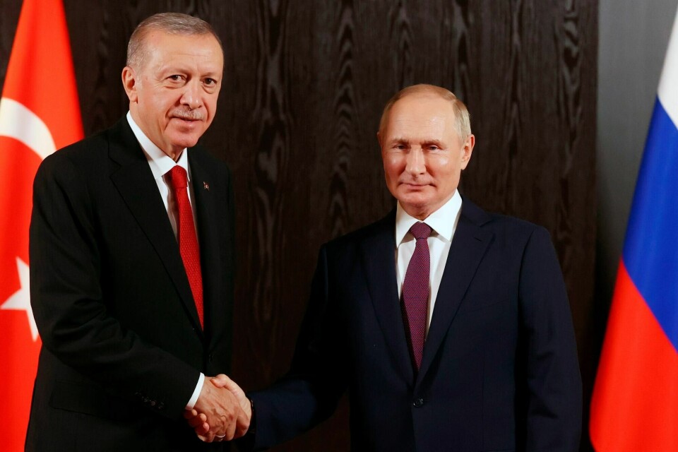 Det er ventet at president Vladimir Putin skal møte Tyrkias president Recep Tayyip Erdogan snart, kanskje i slutten av august. Erdogan håper å gjenopplive kornavtalen. Det er ventet at president Vladimir Putin skal møte Tyrkias president Recep Tayyip Erdogan snart, kanskje i slutten av august. Erdogan håper å gjenopplive kornavtalen.