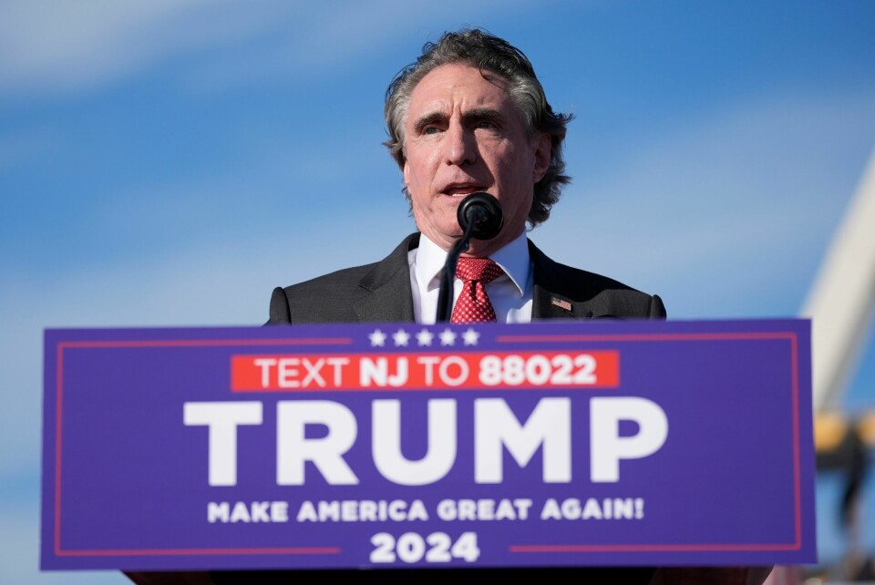 North Dakota-guvernør Doug Burgum har kvaliteter Trump setter pris på, mener ekspert. North Dakota Gov. Doug Burgum speaks before Republican presidential candidate former President Donald Trump arrives during a campaign rally in Wildwood, N.J., Saturday, May 11, 2024. (AP Photo/Matt Rourke)