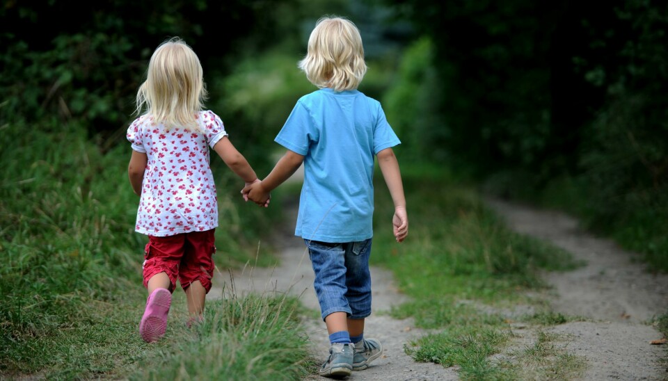 Det er viktigere at mine barn har det bra, enn at du får stå på dine prinsipper om at mennesker skal lære seg å bli glad i den man er, skriver anonym mor. Merk: bildet er illustrasjonsfoto. Liten gutt og liten jente går tur i skogen. Hånd i hånd. Storebror og lillesøster. Blond. Lyst hår. Søskenkjærlighet. Omsorg. Tar vare på. Venner.