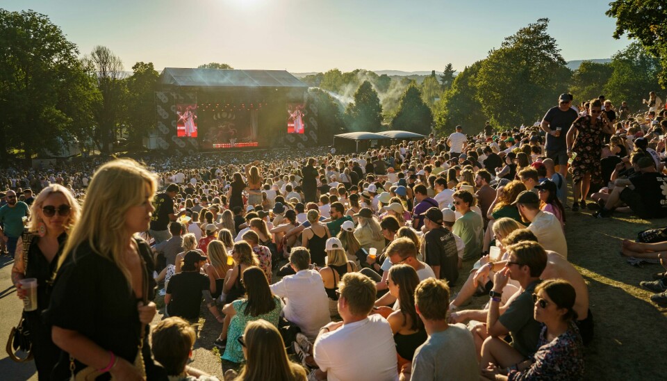 I fjor var det strålende vær hele Øyafestivalen. Årets festival blir nok ikke like idyllisk. I fjor var Øyafestivalen preget av lange varme sommerdager og netter. I år blir det nok litt annerledes. Her er festivalpublikummet på Øya avbildet under konserten til det svenske bandet Emmylou.