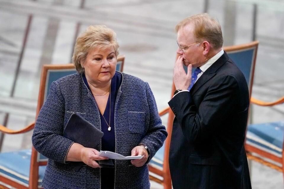 Fortsatt er mye uklart rundt aksjene til Høyre-leder Erna Solberg og ektemannen Sindre Finnes. For mye, skriver Dagsavisen på lederplass. Fortsatt er mye uklart rundt aksjene til Høyre-leder Erna Solberg og ektemannen Sindre Finnes. For mye, skriver Dagsavisen på lederplass.