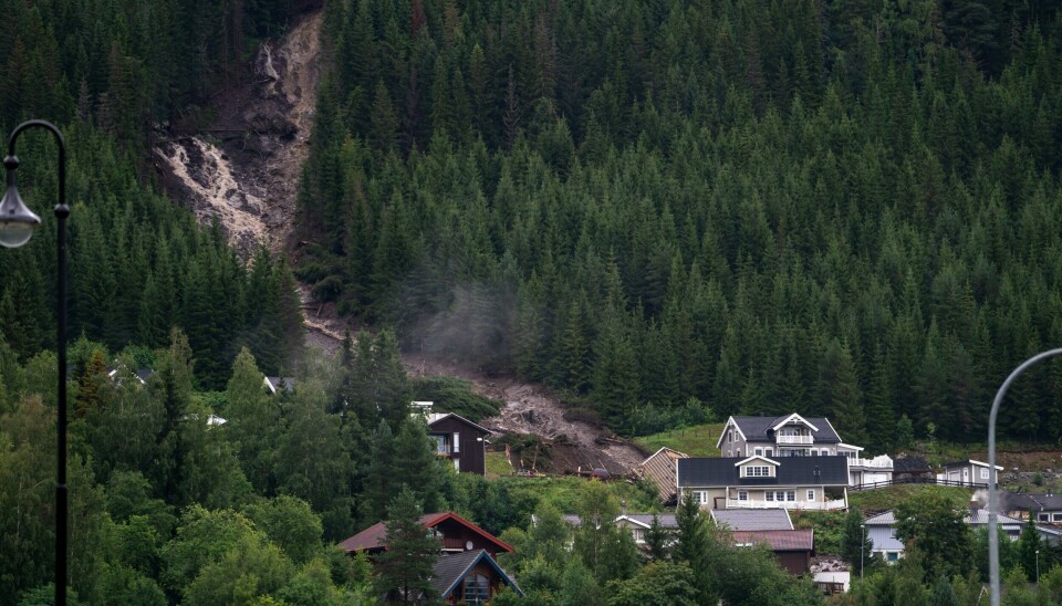 Flere hus er tatt av et skred som har gått gjennom et boligområde i Bagn i Valdres. Ekstremværet Hans har ført til flere skred og stor vannføring i elver og vassdrag i Innlandet, og fylkesordføreren ber om hjelp fra storsamfunnet. Flere hus er tatt av et skred som har gått gjennom et boligområde i Bagn i Valdres. Ekstremværet Hans har ført til flere skred og stor vannføring i elver og vassdrag i Innlandet, og fylkesordføreren ber om hjelp fra storsamfunnet. Foto: Cornelius Poppe / NTB
