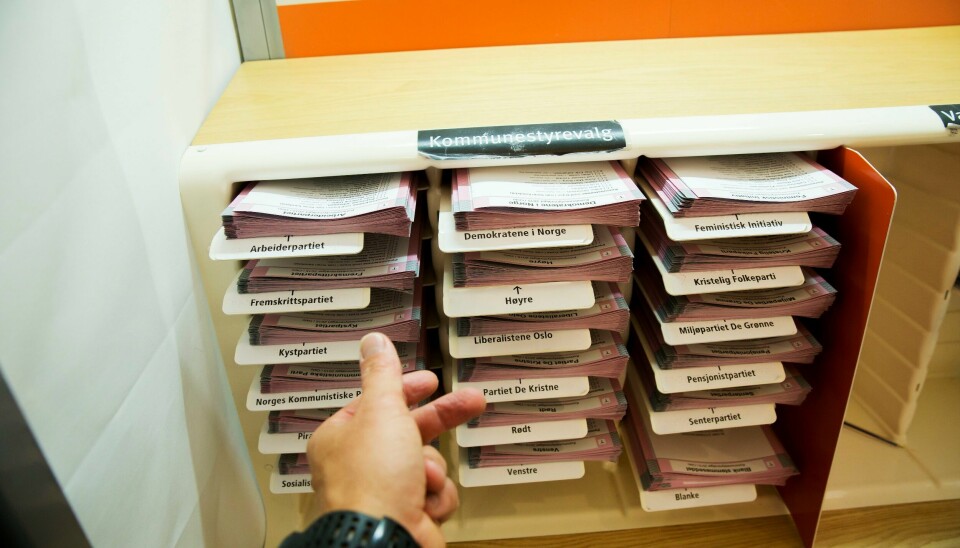 Demokratiet tar vi vare på ved at vi leverer vår stemmeseddel og velger noen til å styre for oss, skriver Gretha Thuen. Kommunevalg 2015. Stemmeseddel, valglokale.