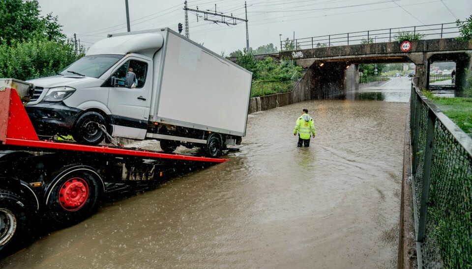 En varetransport måtte få hjelp til å komme ut etter å ha kjørt inn i vannmassene ved Lørenskog stasjon. Ekstremværet «Hans» har truffet Østlandet med kraftig regnvær og Meteorologisk institutt har sendt ut rødt farevarsel for svært kraftig regn, flom og jordskred i Viken nord for Oslo, Innlandet og deler av Trøndelag. flom ved Lørenskog