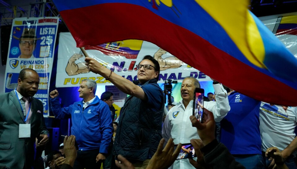 Fernando Villavicencio var blant åtte presidentkandidater i Ecuador. Her vifter han med et ecuadoriansk flagg minutter før attentatet mot ham. Foto: API / AP / NTB