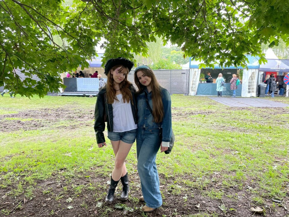 Mia Ingebritsen (18) og Nathalie Melvoll (18) er klare for festival med cowboyhatt og tiara. Mia Ingebritsen (18) og Nathalie Melvoll (18) er klare for festival med cowboyhatt og tiara.