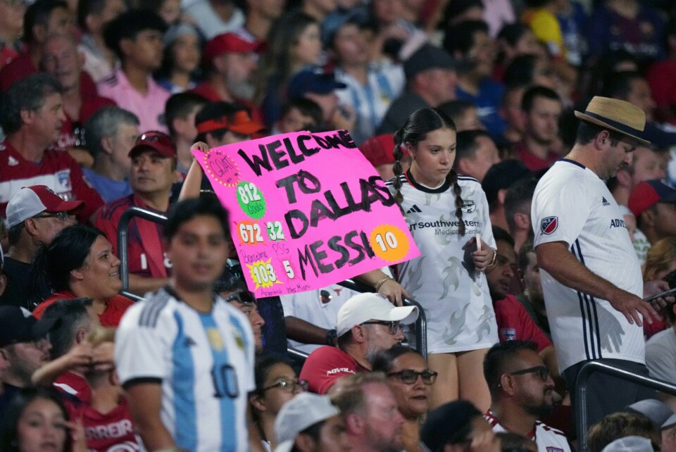 Lionel Messi-fans på tribunen i hans første bortekamp for Inter Miami. Lionel Messi-fans på tribunen i hans første bortekamp for Inter Miami. Foto: LM Otero, AP / NTB