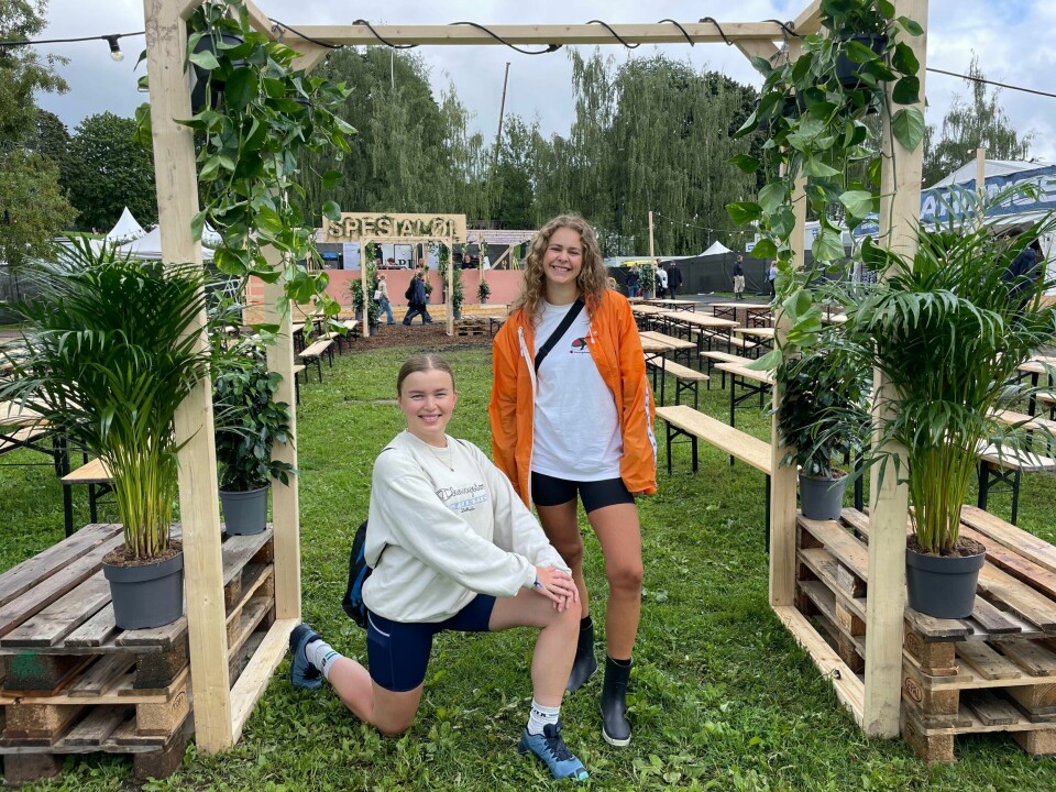 Vibeke Johanne Birkeland (26) og Sofie Svanes (25) mener det viktigste er at man er varm på overkroppen og tørr på føttene, og kjører på med shorts. Vibeke Johanne Birkeland (26) og Sofie Svanes (25) mener det viktigste er at man er varm på overkroppen og tørr på føttene, og kjører på med shorts.