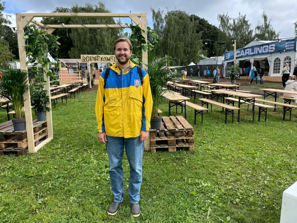 Henrik Kjevik (26) landet på en vintage regnjakke og støvler til Øyafestivalens første dag. Henrik Kjevik (26) landet på en vintage regnjakke og støvler til Øyafestivalens første dag.