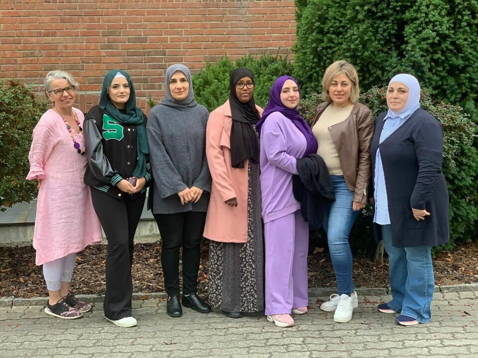 Mariann Hovda, lærlingkonsulent i Fredrikstad kommune, sammen med lærlingene Jamou Roudaina (f.v), Vian Saleh, Farhiya Kasim Mursal, Dalia Ahmad Ibrahim Katawi, Rawaa Grgos Albtros og Lamis Khalil Aktaa. Mariann Hovda, lærlingkonsulent i Fredrikstad kommune, sammen med lærlingene Jamou Roudaina (f.v), Vian Saleh, Farhiya Kasim Mursal, Dalia Ahmad Ibrahim Katawi, Rawaa Grgos Albtros og Lamis Khalil Aktaa.