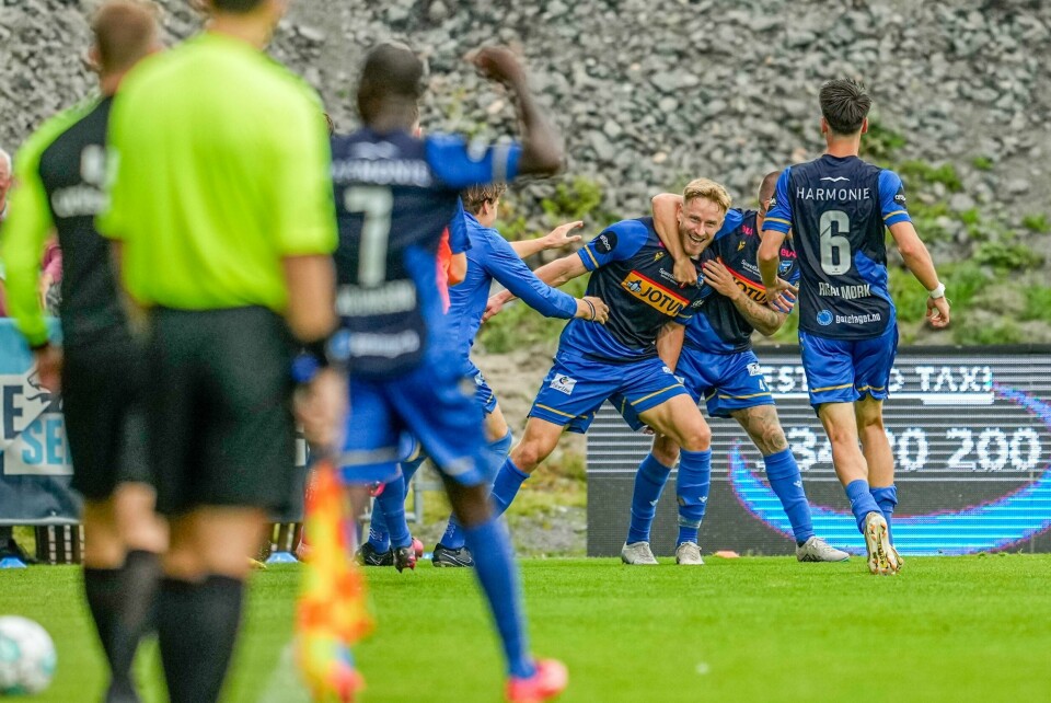 Alexander Ruud Tveter scorer under eliteseriekampen i fotball mellom Sandefjord og Molde. Alexander Ruud Tveter scorer under eliteseriekampen i fotball mellom Sandefjord og Molde.Foto: Beate Oma Dahle / NTB