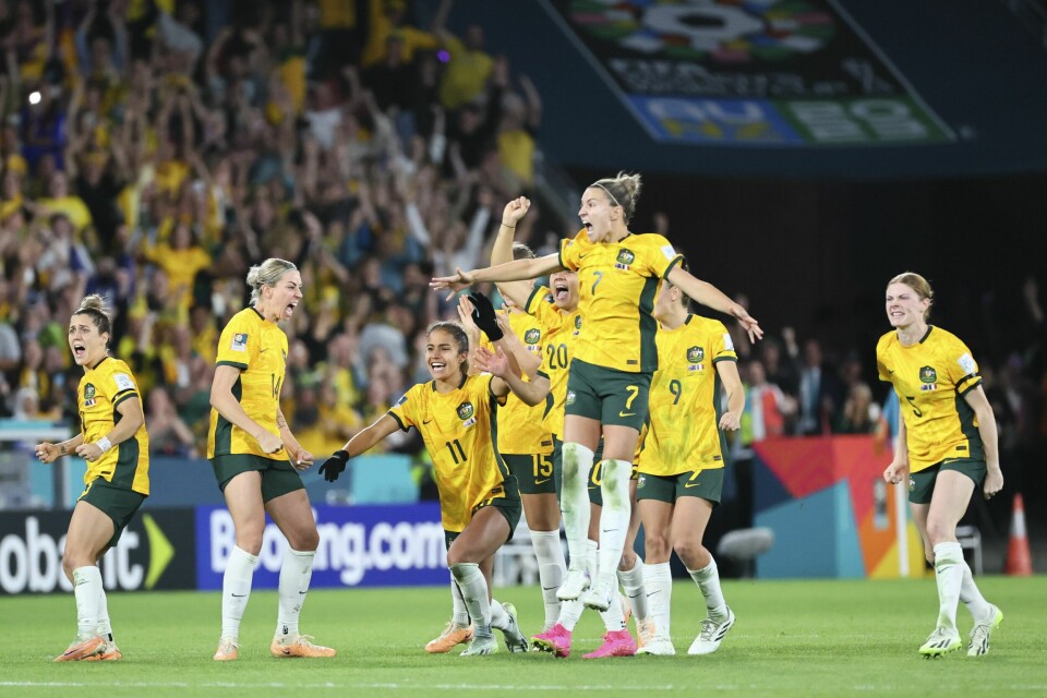 Australia feirer etter å ha slått Frankrike i lørdagens kvartifinale i fotball-VM. Australia feirer etter å ha slått Frankrike i lørdagens kvartifinale i fotball-VM.