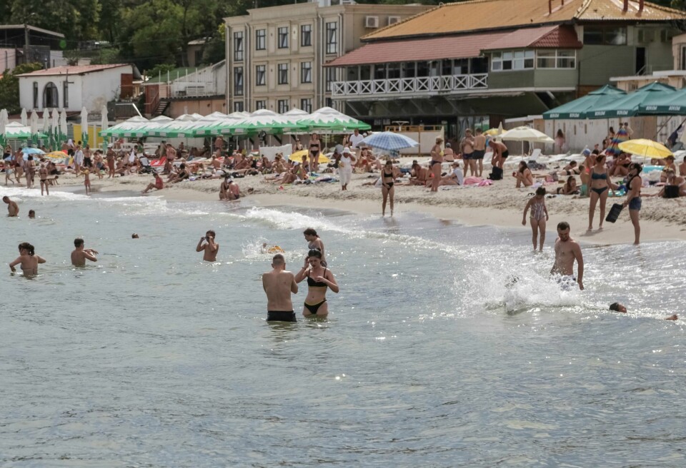 Den ukrainske havnebyen Odesa har for første gang siden krigens start åpnet badestrendene. Den ukrainske havnebyen Odesa har for første gang siden krigens start åpnet badestrendene.