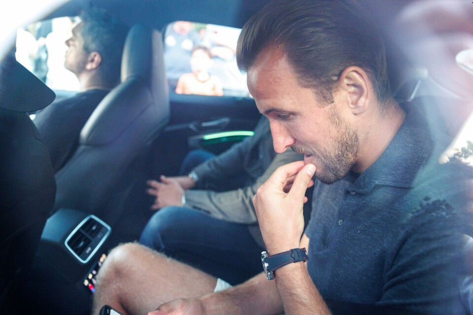 Harry Kane ankommer München for sin medisinske test fredag kveld. Han skrev senere under for Bayern München. Harry Kane ankommer München for sin medisinske test fredag kveld. Han skrev senere under for Bayern München. Foto: Matthias Balk/dpa via AP / NTB