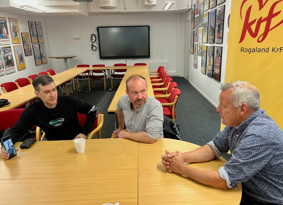Tirsdag formiddag møtte KrFs ordførerkandidat ordføreren i Marhanets over Teams. Fra venstre: Ruslan Tkach, tolk Arvid Bjerga og Henrik Halleland (KrF). Vennskapsby Maharnets Helleland Krf