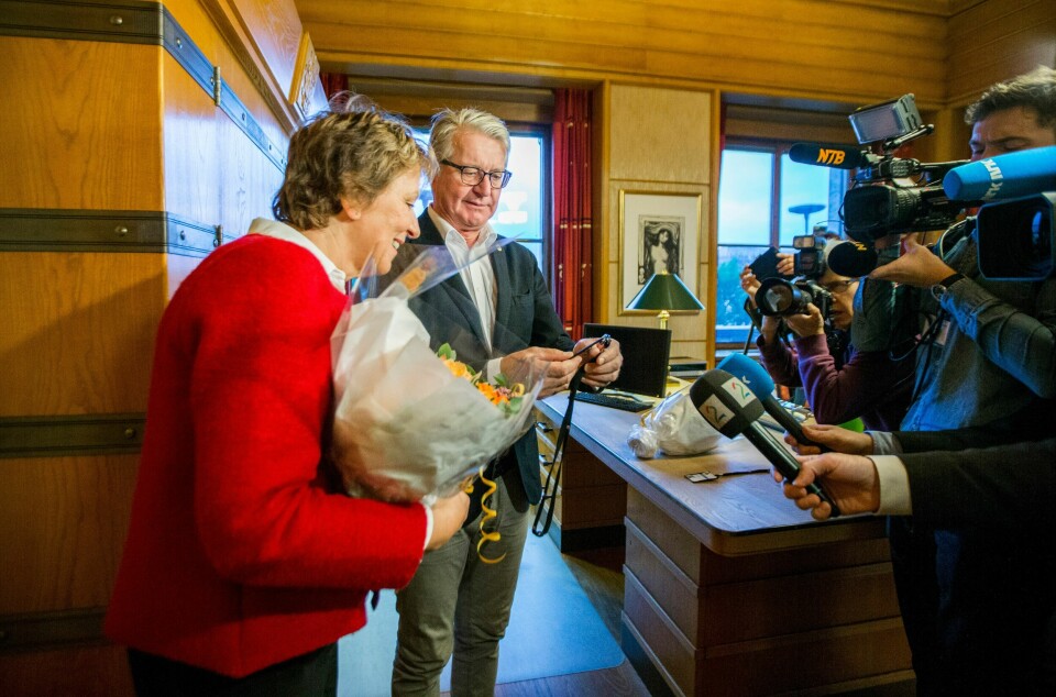 Påtroppende ordfører Marianne Borgen (SV) og avtroppende ordfører Fabian Stang (H) under nøkkeloverrekkelsen på ordførerens kontor i 2015. Borgen