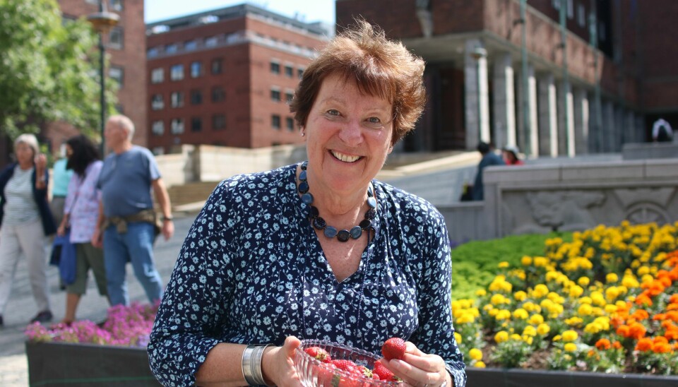 Marianne Borgen koser seg med jordbær utenfor rådhuset sommeren 2019. Borgen