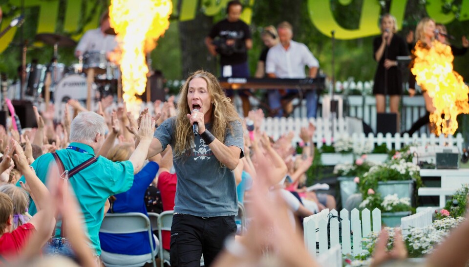 E-Type spiller fortsatt fullsatte konserter flere tiår etter gjennombruddet. Her fra «Allsang på grensen» E-Type spiller fortsatt fullsatte konserter flere tiår etter gjennombruddet. Her fra «Allsang på grensen»