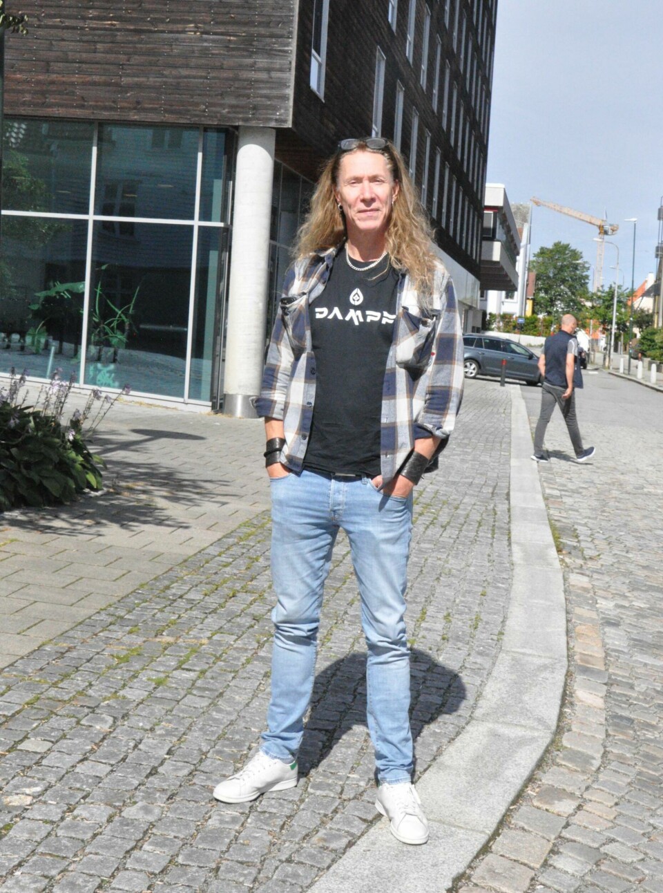 Selv om E-Type er mest kjent for sangene sine i eurodance-sjangeren, har han også et eget heavy metal-band kalt «Dampf». Fritiden i Stavanger skal han bruke på viking-museer. Selv om E-Type er mest kjent for sangene sine i eurodance-sjangeren, har han også et eget heavy metal-band kalt «Dampf». Fritiden i Stavanger skal han bruke på viking-museer.