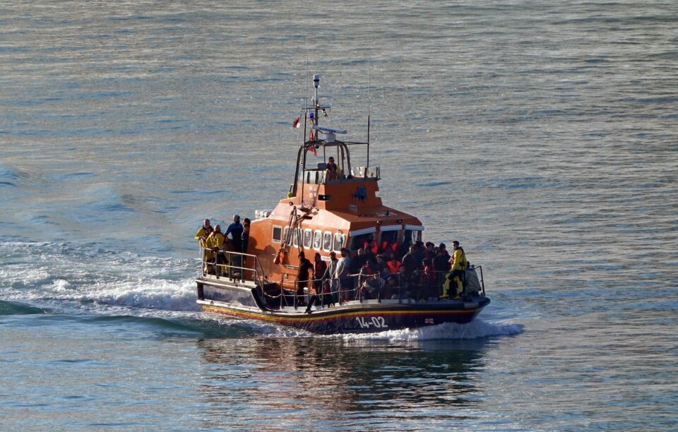 Så langt i år har nesten 16.000 migranter krysset Den engelske kanal fra Frankrike til Storbritannia. Her er en gruppe som antas å være migranter tatt om bord av et fartøy fra Ramsgate Lifeboat Station utenfor Dover torsdag. Lørdag mistet minst seks migranter livet i et forlis i Kanalen. Så langt i år har nesten 16.000 migranter krysset Den engelske kanal fra Frankrike til Storbritannia. Her er en gruppe som antas å være migranter tatt om bord av et fartøy fra Ramsgate Lifeboat Station utenfor Dover torsdag. Lørdag mistet minst seks migranter livet i et forlis i Kanalen. Foto: Gareth Fuller / AP / NTB