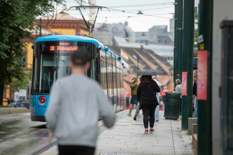 Hvis man får barnehageplass på den andre siden av byen, så nytter det ikke å få hverdagen til å gå opp med sykkel eller månedskort, skriver Eivind Trædal (MDG). Oslo borger med paraply under regnvær i sommer.