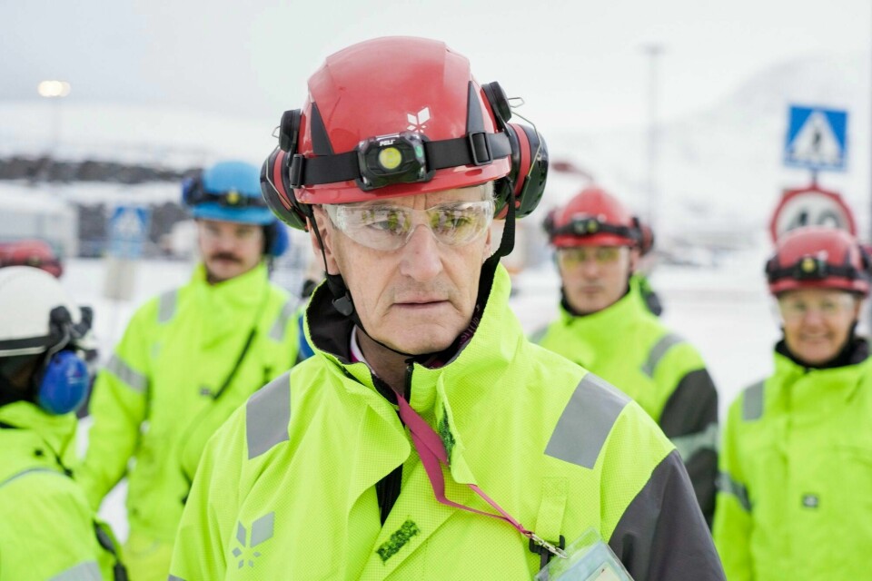 Regjeringens opptreden er ikke annet enn bøllete. Den overkjører protester i Nord-Norge og vedtak fra Senterpartiets landsmøte, så vel som stortingsflertallets vedtak om karbonfangst og -lagring som alternativ, skriver forfatterne av innlegget. Bildet viser statsminister Jonas Gahr Støre under et besøk på Melkøya i vinter. Statsminister Jonas Gahr Støre på Melkøya