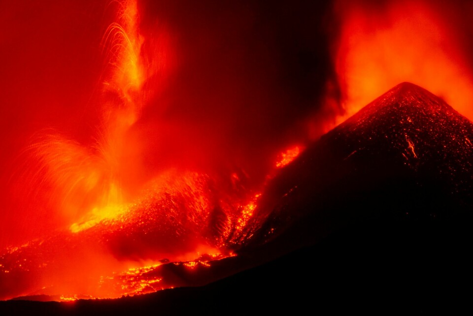 Lava renner ut fra vulkanen Etna, her sett fra Nicolosi mandag. Lava renner ut fra vulkanen Etna, her sett fra Nicolosi mandag. Foto: Salvatore Allegra / AP / NTB