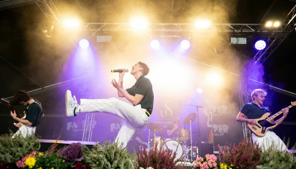 Indiepop-bandet Vettche holdt minikonsert under semesterstartfesten Indiepop-bandet Vettche holdt minikonsert under semesterstartfesten