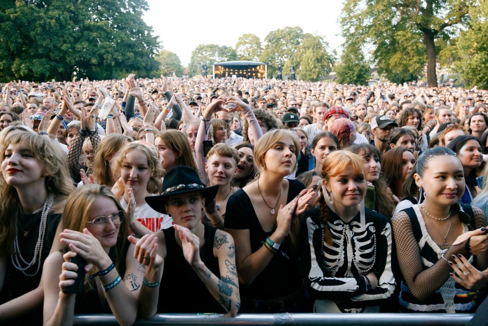 Stor stemning foran scenen til Boygenius på Øyafestivalen. Lenger bak var det vanskelig å høre hva som foregikk. Boygenius på Øyafestivalen 2023.