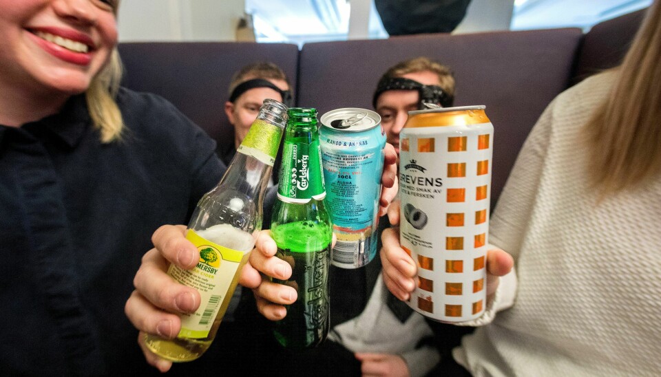 Mange unge føler seg presset til å drikke alkohol, men svært få føler at de selv utøver drikkepress, skriver Hanne Backe-Hansen. Unge mennesker på fest, drikker rusbrus og øl.