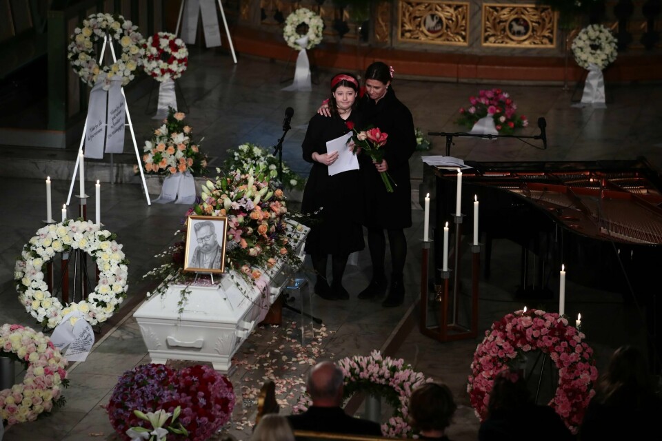 Prinsesse Märtha Louises tidligere ektefelle Ari Behn tok selvmord første juledag 2019. I bisettelsen holdt datteren Maud Angelica Behn tale: – Jeg vil bare si til alle som har gått gjennom psykisk sykdom, at det finnes alltid en utvei. Selv om det ikke føles sånn. Det er folk der ute som kan hjelpe. Alle fortjener kjærlighet og glede. Det er aldri svakhet å be om hjelp, men styrke, sa hun. Oslo 20200103. Maud Angelica Behn satte et portrett hun selv har tegnet på kisten og holdt minneord for sin far Ari Behn under bisettelsen i Oslo domkirke. Prinsesse Märtha Louise til høyre.POOLFoto: Håkon Mosvold Larsen / NTB scanpix