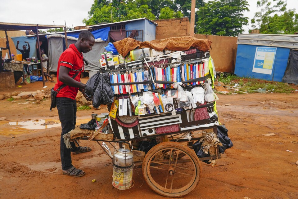 En gateselger venter på kunder i Nigers hovedstad Niamey. En gateselger venter på kunder i Nigers hovedstad Niamey. Foto: Sam Mednick / AP / NTB