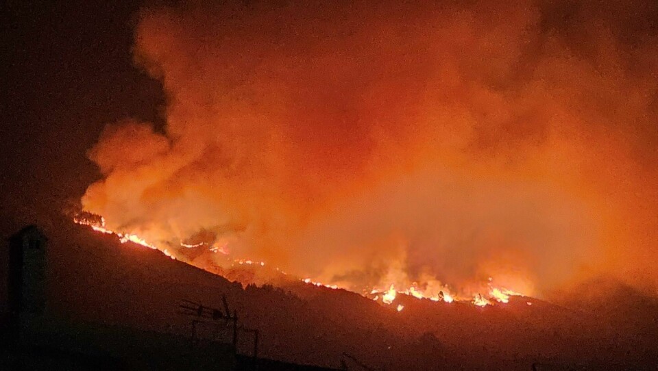 Skogbrann herjer på ferieøya Tenerife. Flames and smoke rise as wildfire burns on the Canary island of Tenerife, Spain, August 16, 2023 in this picture obtained from social media. Gerardo Ibelli/via REUTERS THIS IMAGE HAS BEEN SUPPLIED BY A THIRD PARTY. MANDATORY CREDIT. NO RESALES. NO ARCHIVES.
