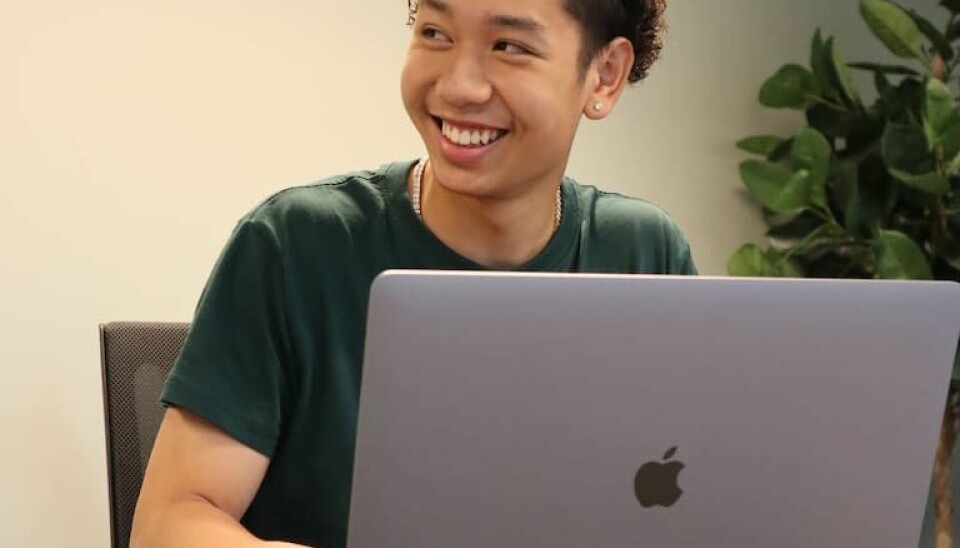 På et møterom i andre etasje på frivillighuset på Tøyen sitter Duc Nguyen og redigerer videoer til Instagram. Duc Nguyen