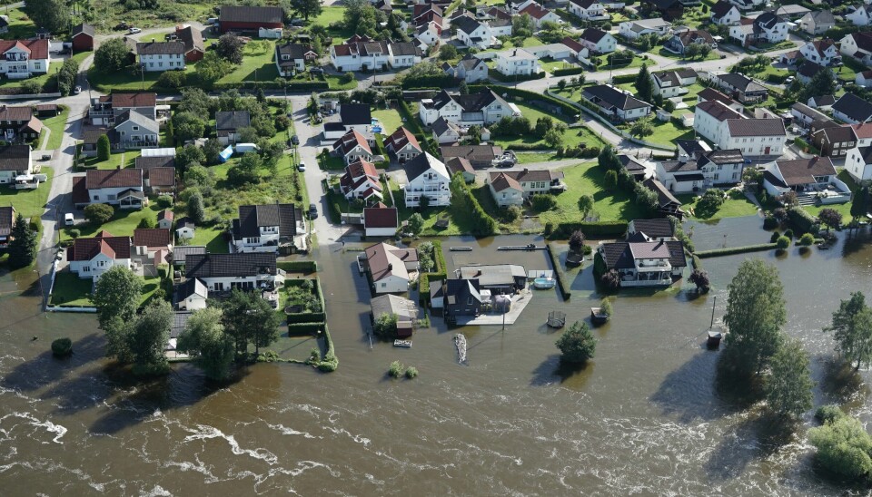 Mange steder i Innlandet og Viken har vært rammet av flom siden forrige uke. Dette bildet ble tatt i Hønefoss fredag i forrige uke. Hønefoss sentrum og områdene rundt ble rammet av ekstremværet Hans denne uken. Det kan komme ytterligere evakueringer, sier politiet fredag. Foto: Ole Berg-Rusten / NTB