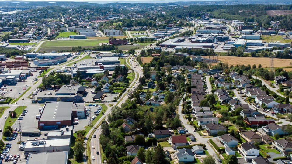 'Vi finner utbyggingen av riksvei 109 som helt håpløs og svært lite fremtidsrettet', skriver Pensjonistpartiets Marianne Kristiansen. Fredrikstad. Drone. Flyfoto. Luftfoto. Rolvsøyveien. riksvei 109. Industri. Næring.