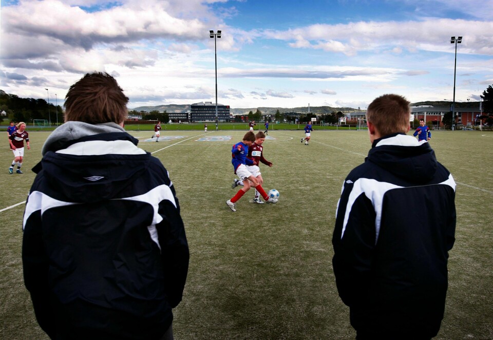 NFF skal fortsette jobben med å få norsk fotball til en arena der alle kan delta med hele seg, skriver seksjonsleder i NFF, Henrik Lunde. Unge gutter på fotballtrening. Trener fotball.