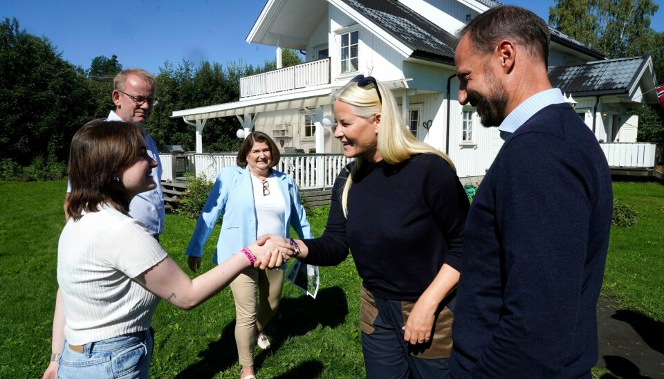 Kronprinsesse Mette-Marit og kronprins Haakon besøker familien Skogen Rebne ved Lenaelva i Østre Toten. De ble rammet av flommen forrige uke. Kronprinsesse Mette-Marit og kronprins Haakon besøker familien Skogen Rebne ved Lenaelva i Østre Toten. De ble rammet av flommen forrige uke. Foto: Terje Pedersen / NTB