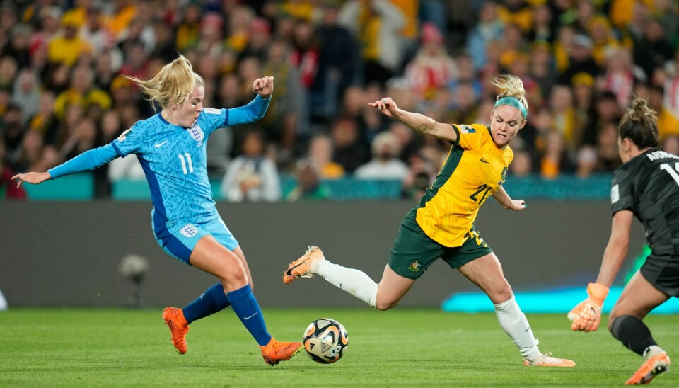 Lauren Hemp hogg til da Ellie Carpenter ikke fikk ballen unna. Lauren Hemp hogg til da Ellie Carpenter ikke fikk ballen unna. Foto: Abbie Parr / AP / NTB