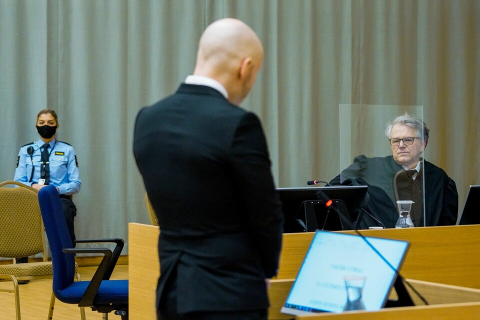 Terrordømte Anders Behring Breivik saksøker staten for soningsforholdene i Ringerike fengsel. Terrordømte Anders Behring Breivik og forsvarer Øystein Storrvik i den provisoriske rettssalen i Skien fengsel der han kravde å bli prøvelauslaten.Foto: Ole Berg-Rusten / NTB / NPK