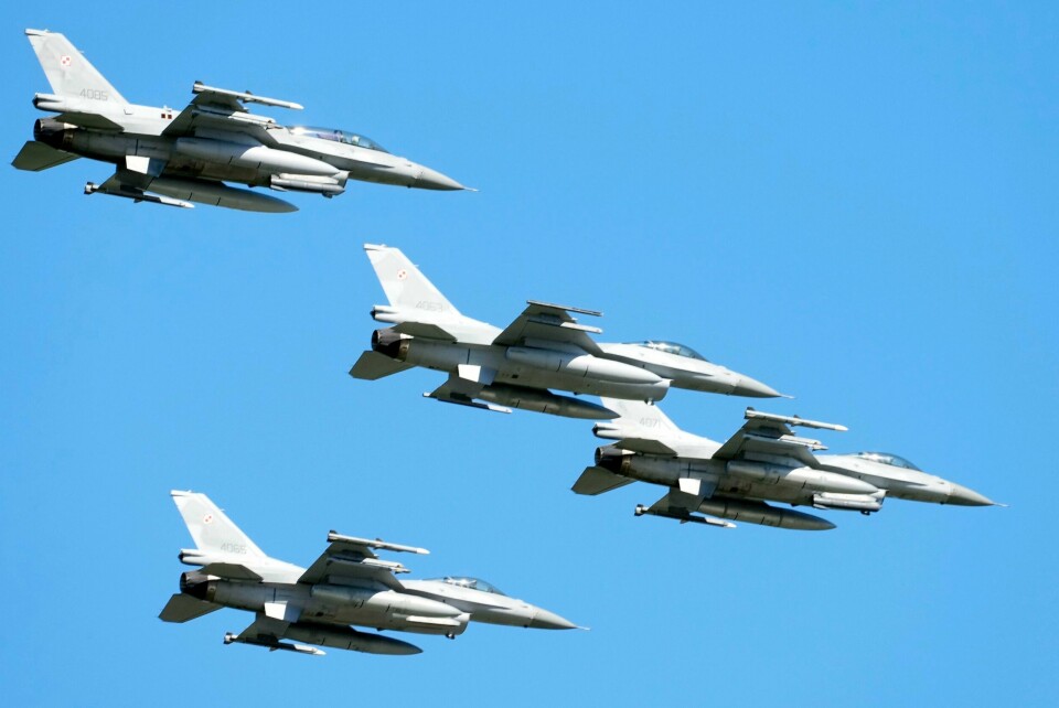 USA vil godkjenne at det blir sendt F-16-fly til Ukraina så fort opplæringen i bruken av dem er fullført. Arkivfoto: Czarek Sokolowski / AP / NTB USA-produserte F-16-fly i himmelen over Polens hovedstad tirsdag. Foto: Czarek Sokolowski / AP / NTB