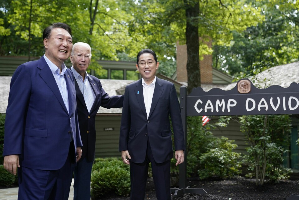 Fra venstre Sør-Koreas president Yoon Suk-yeol, president Joe Biden og Japans statsminister Fumio Kishida møttes fredag ved presidentens residens på Camp David utenfor Washington D.C. fredag. Fra venstre Sør-Koreas president Yoon Suk-yeol, president Joe Biden og Japans statsminister Fumio Kishida møttes fredag ved presidentens residens på Camp David utenfor Washington D.C. fredag. Foto: Andrew Harnik / AP / NTB