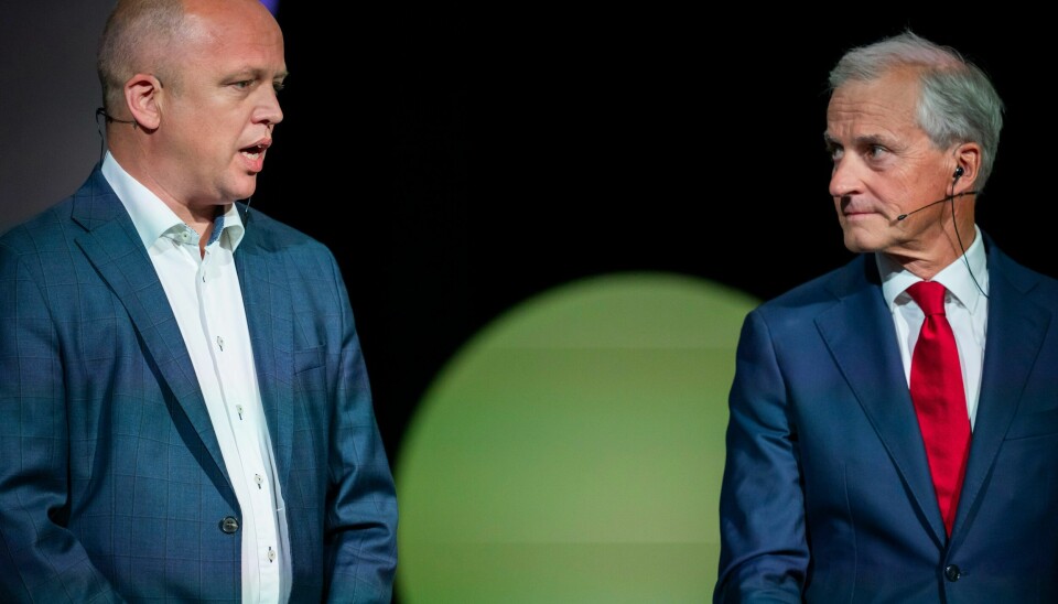 Finansminister Trygve Slagsvold Vedum (Sp) (t.v.) og statsminister Jonas Gahr Støre oppfordrer folk til å følge med på bankenes renter og bytte bank hvis de betaler for mye. Finansminister Trygve Slagsvold Vedum (Sp) (t.v.) og statsminister Jonas Gahr Støre oppfordrer folk til å følge med på bankenes renter og bytte bank hvis de betaler for mye. Foto: Heiko Junge / NTB
