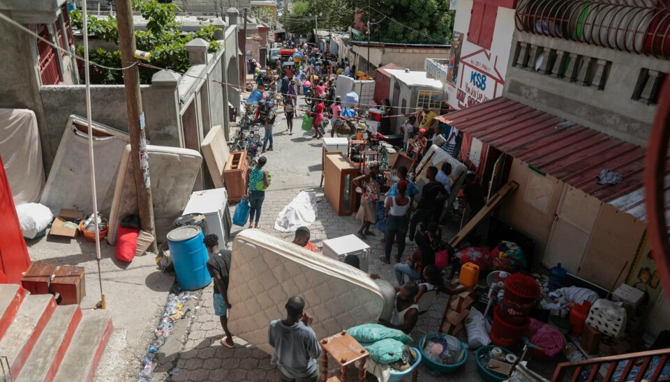 Innbyggere flykter fra hjemmene sine for å komme unna sammenstøt mellom væpnede gjenger i et distrikt i Port-au-Prince i Haiti. Innbyggere i Port-au-Prince i Haiti flykter fra hjemmene sine for å komme seg unna voldelige gjenger. Foto: Odelyn Joseph / AP / NTB