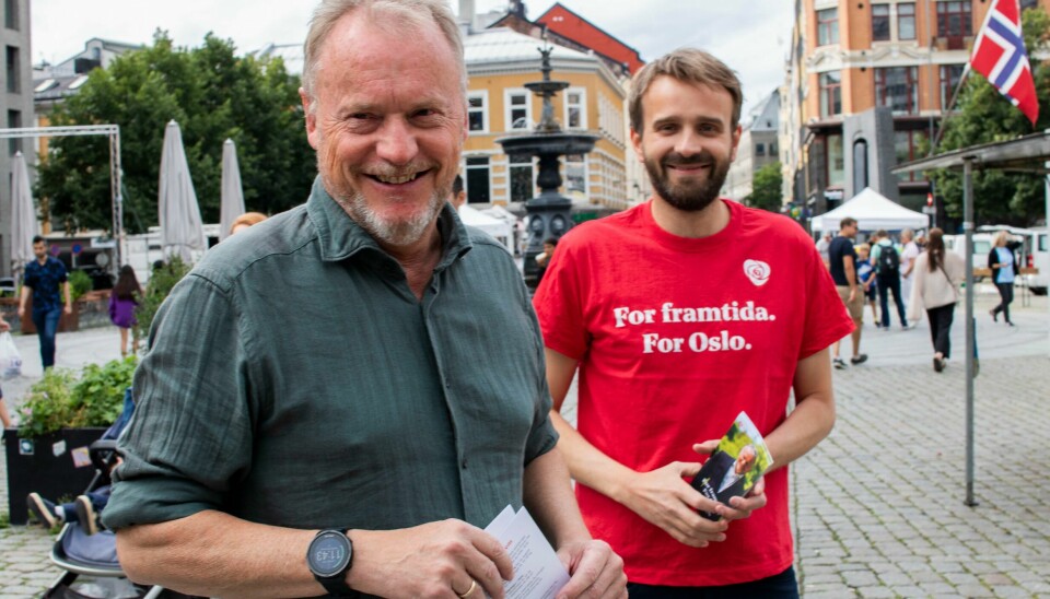 Byrådsleder i Oslo, Raymond Johansen, deler ut løpesedler på Youngstorget sammen med næringsminister Jan Christian Vestre. Smiler med løpesedler i hånda, på Youngstorget