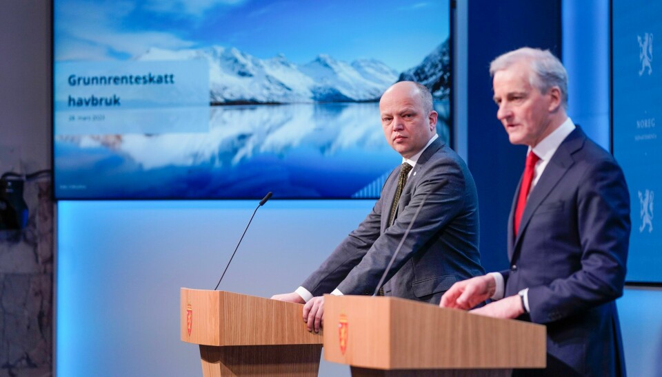 Regjeringen bør også innføre ekstraskatt på havbruk også langt til havs, skriver kommentator Kjell Werner. Bildet er fra pressekonferansen da finansminister Trygve Slagsvold Vedum og statsminister Jonas Gahr Støre lanserte det opprinnelige forslaget til lakseskatt på kystnære oppdrettsanlegg. Finansminister Trygve Slagsvold Vedum (Sp) og statsminister Jonas Gahr Støre (Ap) la fram regjeringens forslag til lakseskatten. Foto: Gorm Kallestad / NTB